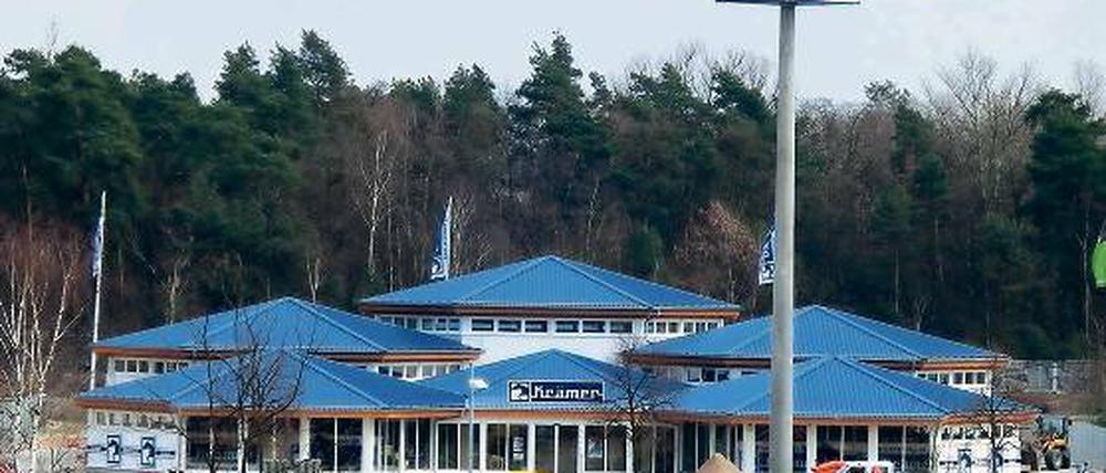 Gut platziert. Das Werbeschild des neuen Marktes ist weithin sichtbar.