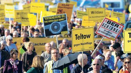Gegen den Krach. Zahlreiche Flughafenanwohner trafen sich in den vergangenen Monaten immer wieder zum lautstarken Protest gegen die Lärmbelastungen durch den BER-Airport.