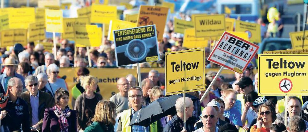 Gegen den Krach. Zahlreiche Flughafenanwohner trafen sich in den vergangenen Monaten immer wieder zum lautstarken Protest gegen die Lärmbelastungen durch den BER-Airport.