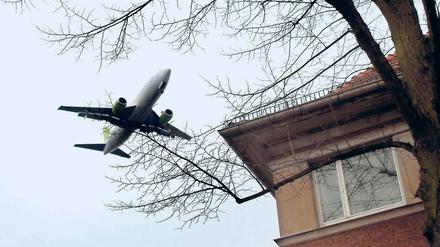 Da dröhnen einem die Ohren. Dem Schallschutzprogramm liegt zugrunde, dass in den Häusern um den Flughafen ein Schallpegel von 55 Dezibel am Tag 16-mal überschritten werden darf. Der Planfeststellungsbeschluss sieht aber nicht eine Überschreitung vor.