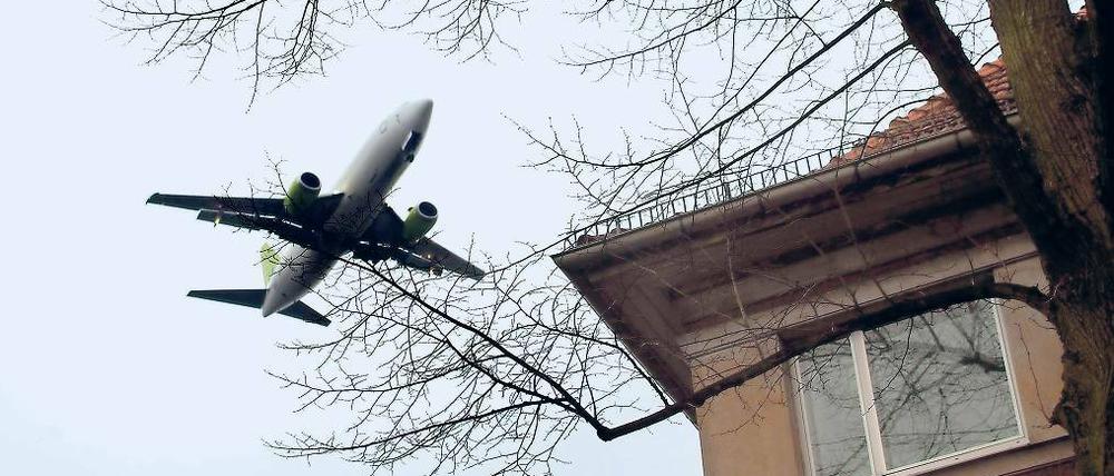 Da dröhnen einem die Ohren. Dem Schallschutzprogramm liegt zugrunde, dass in den Häusern um den Flughafen ein Schallpegel von 55 Dezibel am Tag 16-mal überschritten werden darf. Der Planfeststellungsbeschluss sieht aber nicht eine Überschreitung vor.