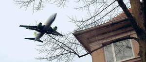 Da dröhnen einem die Ohren. Dem Schallschutzprogramm liegt zugrunde, dass in den Häusern um den Flughafen ein Schallpegel von 55 Dezibel am Tag 16-mal überschritten werden darf. Der Planfeststellungsbeschluss sieht aber nicht eine Überschreitung vor.