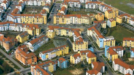 Raus aufs Land. Bis zu 10 000 Berliner sind früher jährlich in die nahen Städte und Gemeinden Brandenburgs gezogen. Überall sind wie hier in Potsdam das Kirchsteigfeld neue Wohngebiete entstanden. Doch der Trend zum Wohnen im Grünen ist laut Experten vorbei.