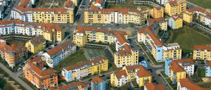 Raus aufs Land. Bis zu 10 000 Berliner sind früher jährlich in die nahen Städte und Gemeinden Brandenburgs gezogen. Überall sind wie hier in Potsdam das Kirchsteigfeld neue Wohngebiete entstanden. Doch der Trend zum Wohnen im Grünen ist laut Experten vorbei.