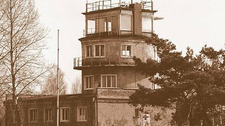 Wieder eine Option. Zuletzt war der Tower vom Flugplatz Sperenberg 1994 im Betrieb, als von dort aus die Flugzeuge zum Heimtransport russischer Truppen und Ausrüstungen dirigiert wurden. Nun ist Sperenberg als Erweiterungsfläche für den BER im Gespräch.