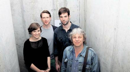 Alles auf Anfang. Das Studentenfilmfestival „Sehsüchte“ sortiert sich in der Filmstadt neu. Hier die Festivalleiter Katharina Schwarz, Robert Mietusch und Hauke Bartel mit dem Filmregisseur Andreas Dresen (v.l.n.r.), der in der Jury „Spielfilm kurz“ sitzt.