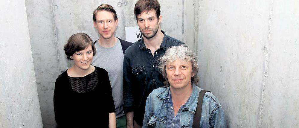 Alles auf Anfang. Das Studentenfilmfestival „Sehsüchte“ sortiert sich in der Filmstadt neu. Hier die Festivalleiter Katharina Schwarz, Robert Mietusch und Hauke Bartel mit dem Filmregisseur Andreas Dresen (v.l.n.r.), der in der Jury „Spielfilm kurz“ sitzt.