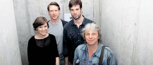 Alles auf Anfang. Das Studentenfilmfestival „Sehsüchte“ sortiert sich in der Filmstadt neu. Hier die Festivalleiter Katharina Schwarz, Robert Mietusch und Hauke Bartel mit dem Filmregisseur Andreas Dresen (v.l.n.r.), der in der Jury „Spielfilm kurz“ sitzt.