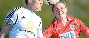 Im Zweikampf. Kim Kulig (l.) und Potsdams Maren Mjelde.