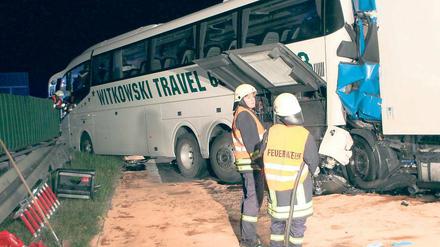 Großeinsatz. Der schwere Unfall mit einem Reisebus bei Michendorf.