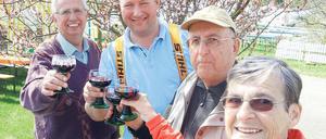 Kein Brummschädel. Günter und Michael Schultz (links) gestern mit Gästen.