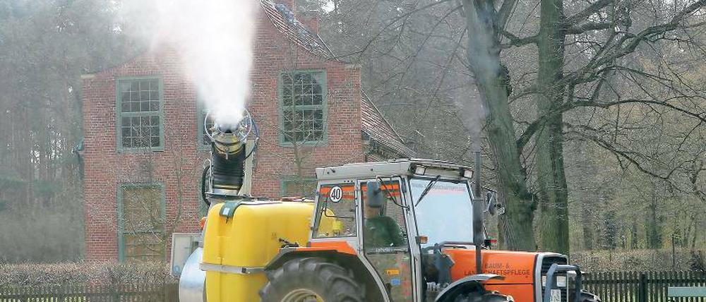Giftspitzer: Zur Bekämpfung des Eichenprozessionsspinners wurde am Jagdschloss Stern am Dienstag eine Gebläsekanone für den Einsatz des Biozids Dipel ES getestet – sie war allerdings mit Wasser gefüllt. Nun prüft die Stadt, wo Dipel ES eingesetzt werden kann.