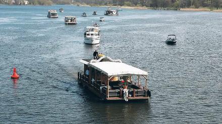 Bunte Flottenparade. Freizeitbootanbieter protestierten auf der Havel.
