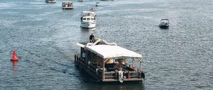 Bunte Flottenparade. Freizeitbootanbieter protestierten auf der Havel.