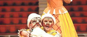 Süßer Trost. Colombina (Jana Reiner) singt vom Schlaraffenland.