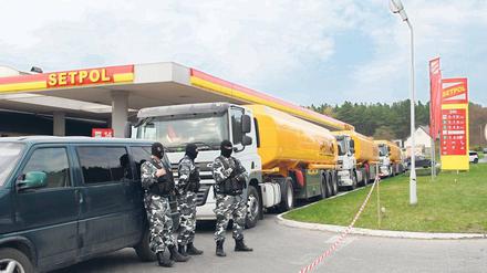 Mit schweren Geschützen. Vermummte Männer versperren die Zufahrt zur lukrativen Tankstelle in Chojna. Der Jahresgewinn soll bei 341 000 Euro liegen.