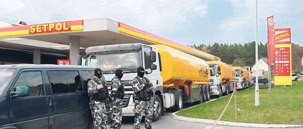 Mit schweren Geschützen. Vermummte Männer versperren die Zufahrt zur lukrativen Tankstelle in Chojna. Der Jahresgewinn soll bei 341 000 Euro liegen.