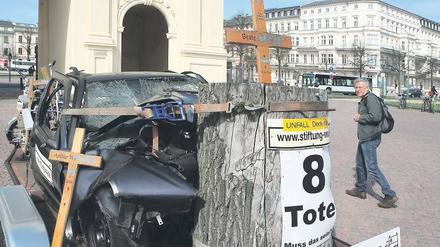 Wracks als Warnung: Das Unfallmahnmal am Luisenplatz ist ein Blickfang.