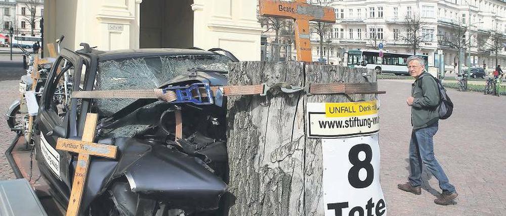 Wracks als Warnung: Das Unfallmahnmal am Luisenplatz ist ein Blickfang.