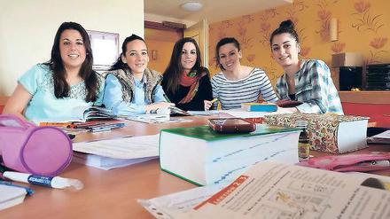 Deutsch für Anfänger. Die fünf Spanierinnen Alba, Maria, Desiree, Delia und Raquel arbeiten seit Anfang März im Senvital-Pflegeheim in Kleinmachnow. Sie gehören zu der wachsenden Gruppe von ausländischen Pflegefachkräften hierzulande. Ihre Hilfe ist gefragt, denn immer weniger junge Deutsche lassen sich für den Beruf begeistern.