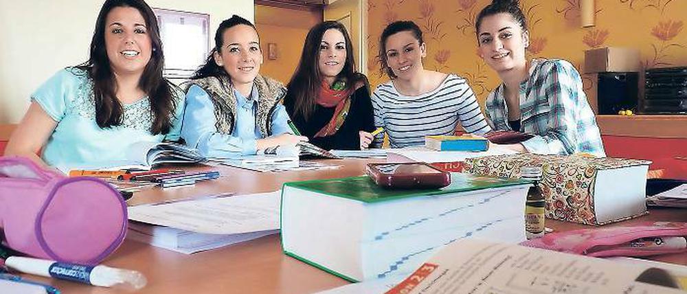 Deutsch für Anfänger. Die fünf Spanierinnen Alba, Maria, Desiree, Delia und Raquel arbeiten seit Anfang März im Senvital-Pflegeheim in Kleinmachnow. Sie gehören zu der wachsenden Gruppe von ausländischen Pflegefachkräften hierzulande. Ihre Hilfe ist gefragt, denn immer weniger junge Deutsche lassen sich für den Beruf begeistern.