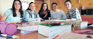 Deutsch für Anfänger. Die fünf Spanierinnen Alba, Maria, Desiree, Delia und Raquel arbeiten seit Anfang März im Senvital-Pflegeheim in Kleinmachnow. Sie gehören zu der wachsenden Gruppe von ausländischen Pflegefachkräften hierzulande. Ihre Hilfe ist gefragt, denn immer weniger junge Deutsche lassen sich für den Beruf begeistern.
