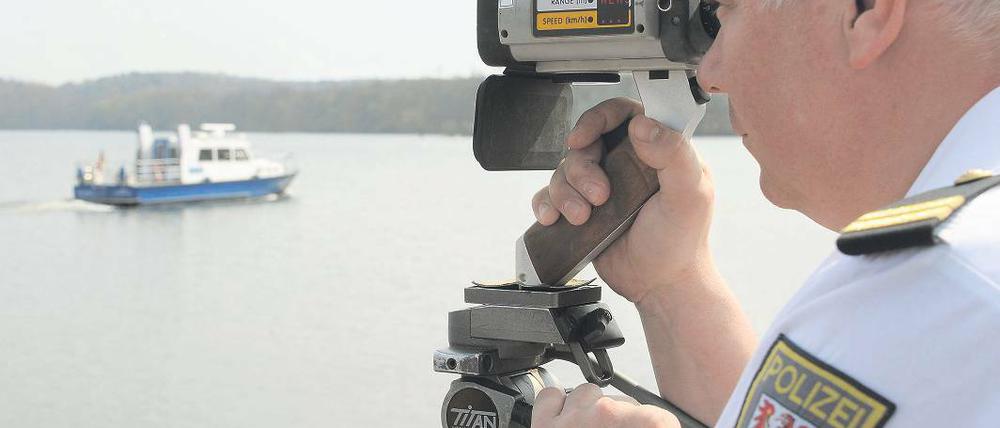 Im Visier. Die Wasserschutzpolizei achtet darauf, dass der Verkehr auf der Havel reibungslos läuft. Dazu gehören auch Geschwindigkeitskontrollen, wie hier am Templiner See. Sorgen bereiten den Beamten vor allem Freizeitkapitäne.