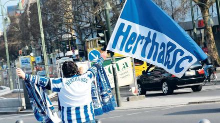Keine Jubel-Massen. Nur vereinzelt kam es in der Berliner Innenstadt zu Jubelszenen – meist reichte es, wie hier am Breitscheidplatz, nur zu Arien, für Fangesänge in Chören und einen ordentlichen Autokorso fehlte es an Masse. Die Massen jubelten im Stadion.