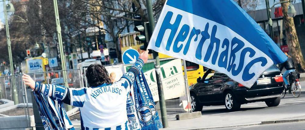 Keine Jubel-Massen. Nur vereinzelt kam es in der Berliner Innenstadt zu Jubelszenen – meist reichte es, wie hier am Breitscheidplatz, nur zu Arien, für Fangesänge in Chören und einen ordentlichen Autokorso fehlte es an Masse. Die Massen jubelten im Stadion.