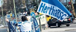 Keine Jubel-Massen. Nur vereinzelt kam es in der Berliner Innenstadt zu Jubelszenen – meist reichte es, wie hier am Breitscheidplatz, nur zu Arien, für Fangesänge in Chören und einen ordentlichen Autokorso fehlte es an Masse. Die Massen jubelten im Stadion.