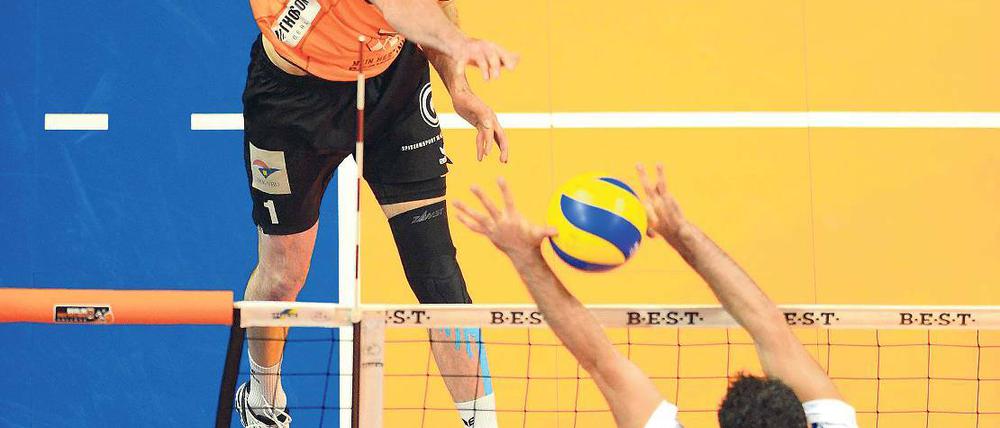 Rein damit! Berlins Scott Touzinsky schmettert an Jose Rivera vorbei ins Feld.