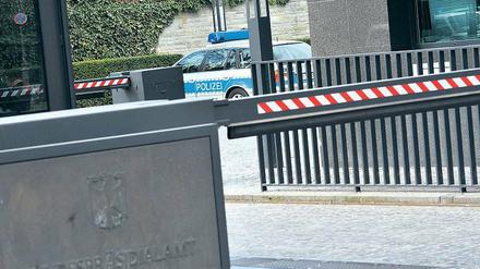 Vor der Schranke. Der Sitz des Staatsoberhauptes ist gesichert, eingehende Post wird im Bundespräsidialamt kontrolliert.