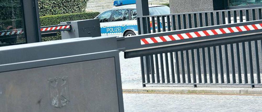 Vor der Schranke. Der Sitz des Staatsoberhauptes ist gesichert, eingehende Post wird im Bundespräsidialamt kontrolliert.