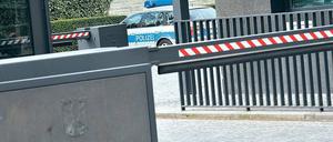 Vor der Schranke. Der Sitz des Staatsoberhauptes ist gesichert, eingehende Post wird im Bundespräsidialamt kontrolliert.