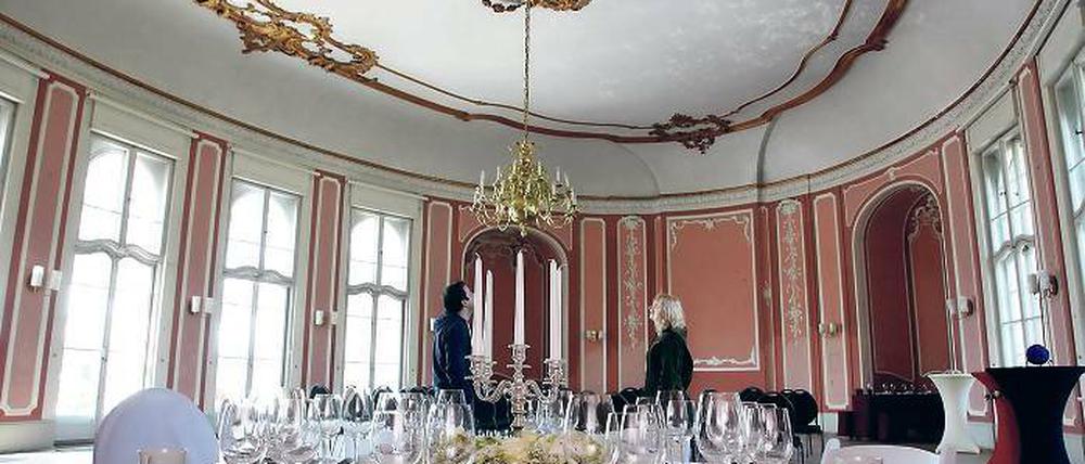Schloss am Schlänitzsee. Zumindest festlich eingedeckt war die Tafel im Saal von Schloss Marquardt. Das herrschaftliche Ambiente schätzen nicht nur Paare, die hier ihre Hochzeit feiern, sondern auch Filmteams. Zuletzt wurde für die Babelsberger Ko-Produktion „The Book Thief“ gedreht.