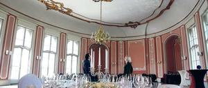 Schloss am Schlänitzsee. Zumindest festlich eingedeckt war die Tafel im Saal von Schloss Marquardt. Das herrschaftliche Ambiente schätzen nicht nur Paare, die hier ihre Hochzeit feiern, sondern auch Filmteams. Zuletzt wurde für die Babelsberger Ko-Produktion „The Book Thief“ gedreht.