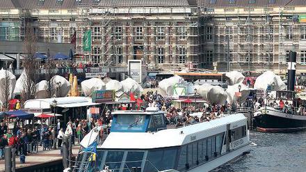 Leinen los. Acht Schiffe fuhren am Sonntagnachmittag an Hunderten Schaulustigen des gut besuchten Hafenfestes vorbei. Ein neues Wassertaxi für die Flotte soll es auch bald geben. Wann und wo es einen Neubau gibt, ist hingegen noch umstritten.