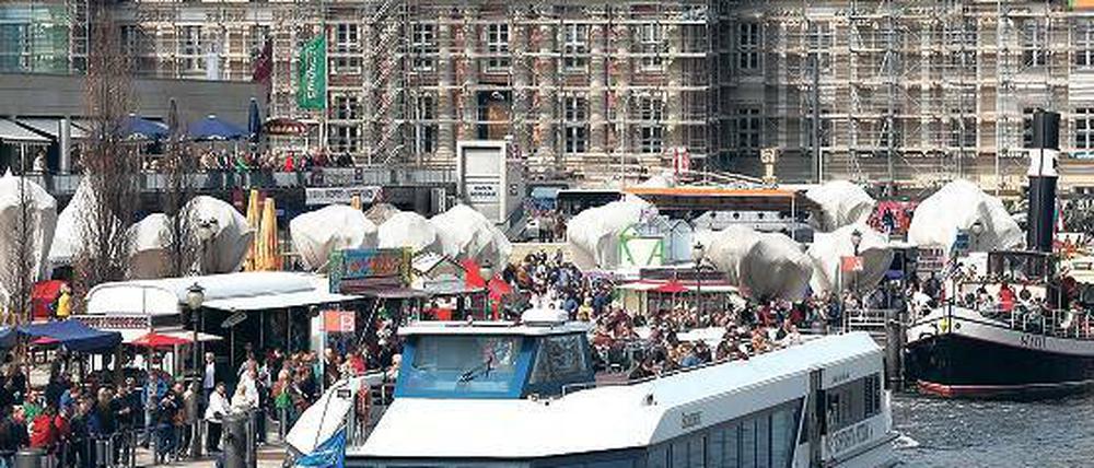 Leinen los. Acht Schiffe fuhren am Sonntagnachmittag an Hunderten Schaulustigen des gut besuchten Hafenfestes vorbei. Ein neues Wassertaxi für die Flotte soll es auch bald geben. Wann und wo es einen Neubau gibt, ist hingegen noch umstritten.