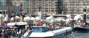 Leinen los. Acht Schiffe fuhren am Sonntagnachmittag an Hunderten Schaulustigen des gut besuchten Hafenfestes vorbei. Ein neues Wassertaxi für die Flotte soll es auch bald geben. Wann und wo es einen Neubau gibt, ist hingegen noch umstritten.