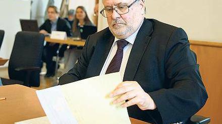 Die Papiere, bitte. Brandenburgs Flughafenkoordinator Rainer Bretschneider.