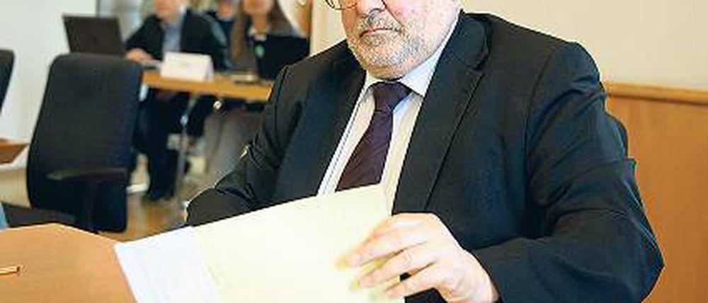 Die Papiere, bitte. Brandenburgs Flughafenkoordinator Rainer Bretschneider.