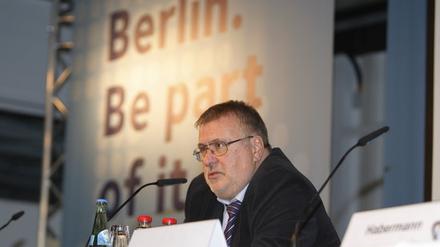 Er übte Druck auf den Leiter des BER-Anhörungsverfahrens aus - jetzt steht er selbst unter Beschuss: Brandenburgs Flughafen-Staatssekretär rainer Bretschneider.