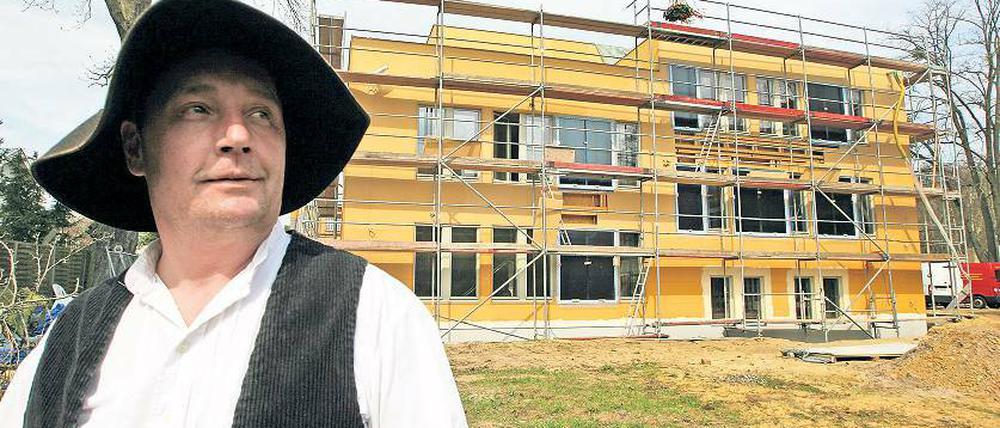 Aktiv: Zimmermann Hubert Dorna aus Thüringen vor dem Passivhaus.