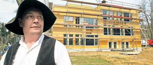 Aktiv: Zimmermann Hubert Dorna aus Thüringen vor dem Passivhaus.