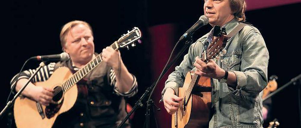 Rock für den Frieden – für die Umwelt: Schauspieler Axel Prahl (l.) und Regisseur Andreas Dresen sangen alte Gundermann-Songs und Neues, darunter Prahls „Bla Bla Bla“: „Das passt vielleicht zur Veranstaltung?“ fragte Prahl leicht provokant ins Publikum.