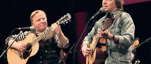 Rock für den Frieden – für die Umwelt: Schauspieler Axel Prahl (l.) und Regisseur Andreas Dresen sangen alte Gundermann-Songs und Neues, darunter Prahls „Bla Bla Bla“: „Das passt vielleicht zur Veranstaltung?“ fragte Prahl leicht provokant ins Publikum.