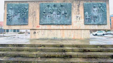 Umstritten. Das Wilhelm-Pieck-Denkmal mit drei Bronzetafeln.