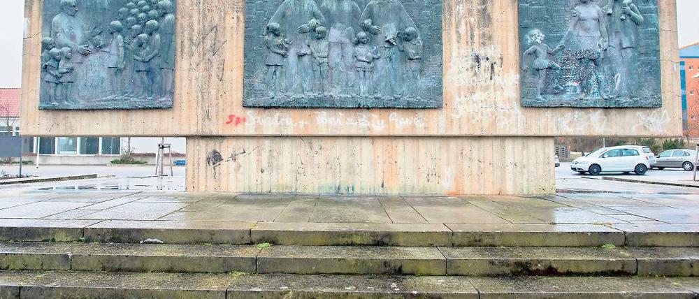Umstritten. Das Wilhelm-Pieck-Denkmal mit drei Bronzetafeln.