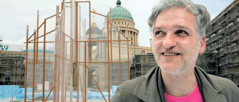 Wie wirkt es im Raum? Florian Dombois mit einem Modell seiner „Zugabe“.