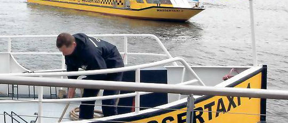 Wasserweg. In Potsdam fährt das Wassertaxi auf der Havel. Ein Potsdamer Verkehrsforscher schlägt nun einen 20-Minuten-Takt mit einem sogenannten Wasserbus zwischen Glienicker Brücke und Pirschheide zum Tarif der Verkehrsbetriebe vor.